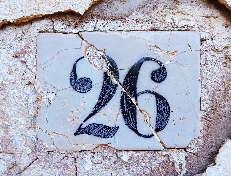 nombre, 26, rajola, indicatiu, cap gent, primer pla, dia, funció de construcció de parets, estructura construïda, directament a sobre, vell, arquitectura, emoció, a l'aire lliure, resistent, paret, emoció positiva, Color blanc, creativitat, textura, art i artesania, sabata, rovellat, blau, 4K