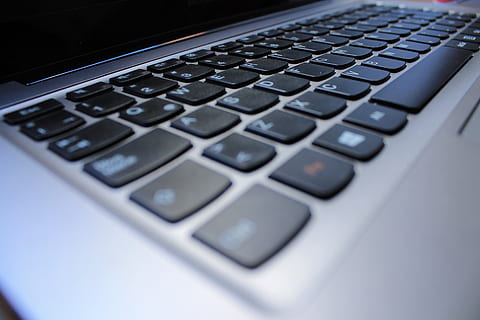 Tastatur, tragbar, Computer, pc, Technologie, Computers, keine Leute, Nahansicht, einzelnes Objekt, Geschäft, drinnen, selektiver Fokus, Finanzen, Nummer, Taschenrechner, Tastenfeld, grau, Industrie, Mathematik, Pluszeichen, Computerausrüstung, Studioaufnahme, extreme Nahaufnahme, kabellose Technologie, elektrische Ausrüstung, 4K, CC0, gemeinfrei, lizenzfrei