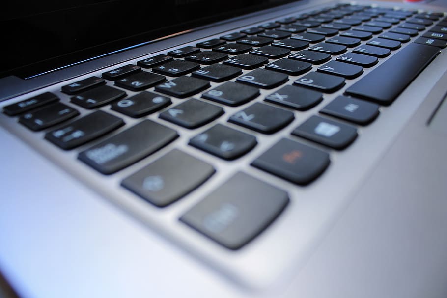 Tastatur, tragbar, Computer, pc, Technologie, Computers, keine Leute, Nahansicht, einzelnes Objekt, Geschäft, drinnen, selektiver Fokus, Finanzen, Nummer, Taschenrechner, Tastenfeld, grau, Industrie, Mathematik, Pluszeichen, Computerausrüstung, Studioaufnahme, extreme Nahaufnahme, kabellose Technologie, elektrische Ausrüstung, 4K