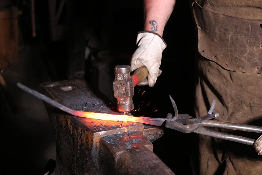 maniscalco, fucina, martello, calore - temperatura, fuoco, ardente, fiamma, lavoro, mano umana, laboratorio, fuoco - fenomeno naturale, mano, parte del corpo umano, occupazione, una persona, industria, in casa, industria dei metalli, strumento di lavoro, mestiere, abilità, bicchiere, fusione, preparazione, 5K