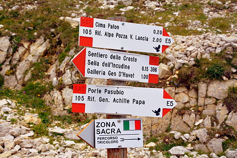 signal, indication, chemin, excursion, Montagne, direction, randonnée, les montagnes, la communication, signe, texte, écriture occidentale, orientation, journée, information, scénario, symbole, symbole de la flèche, rock - objet, personne, Roche, panneau directionnel, écriture non occidentale, la nature, solide, panneau d'information, en plein air, message, 5K, CC0, domaine public, libre de droits