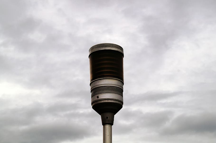 streetlight, ușoară, noros, lampă, cer, felinar, nebulozitate, iluminat, stâlp de felinar, nor - cer, vedere unghiulară joasă, zi, exteriorul clădirii, construită, arhitectură, nici o persoana, natură, în aer liber, industrie, stack de fum, înalt - înalt, fabrică, acoperit de nori, probleme de mediu, turn, mediu inconjurator, lumina stradală, poluare, 4K