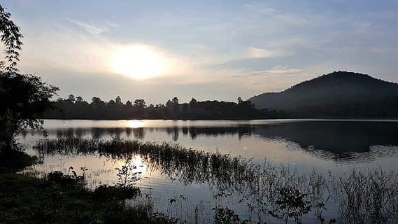 llac, alba, reflexió, blau, cel, fosc, aigua, trist, esperança, dramàtica, tranquil·litat, bellesa a la natura, escena tranquil·la, escenics - natura, arbre, planta, cap gent, posta de sol, naturalesa, sol, escena no urbana, idíl·lic, llum solar, silueta, núvol - cel, llac de reflexió, 5K, CC0, domini públic, lliure de regalies