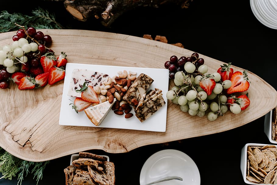 cucinato, cibo, rettangolare, vassoio, pianta, frutta, uva, mobilia, tavolo da pranzo, tavolo, fragola, legna, pane, cracker, noccioline, distesa piatta, Antipasti, flatlay, formaggio, mandorle, cioccolato, dolce, cibo e bevande, mangiare sano, freschezza, benessere, vista dall'alto, pronto a mangiare, piatto, nessuno, in casa, verdura, natura morta, tagliere, prodotto caseario, avvicinamento, carne, porzioni, 5K