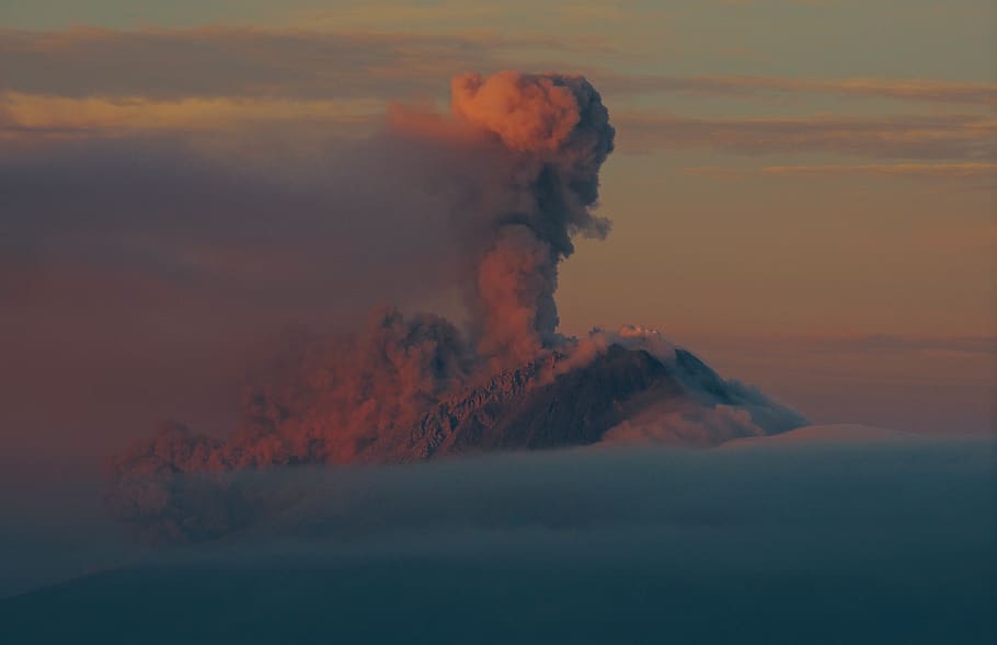 Himmel, Wolken, Vulkan, Explosion, Rauch, Rauch - physische Struktur, Schönheit in der Natur, ausbrechen, Geologie, Szenen - Natur, Berg, Umgebung, Sonnenuntergang, Nicht-städtische Szene, keine Leute, Kraft in der Natur, orange Farbe, Leistung, Land, aktiver Vulkan, Landschaft, Natur, wolke - himmel, draußen, Vulkankrater, 4K