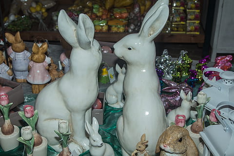 Pasqua, conill de Pasqua, figura, decoració de pasqua, representació, art i artesania, a la venda, venda al detall, elecció, cap gent, creativitat, gran grup d'objectes, variació, visualització al detall, figureta, natura morta, mercat, col · lecció, artesania, representació humana, compres, botiga, vista d’angle alt, venda, 1080P, CC0, domini públic, lliure de regalies