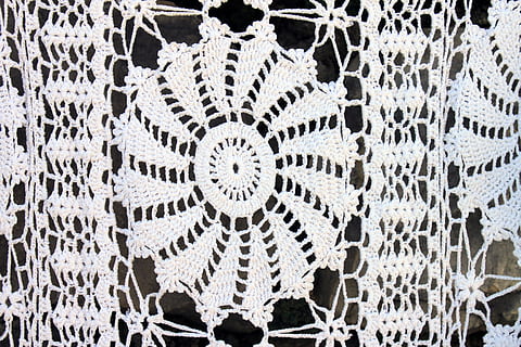 travail manuel, détail, modèle, authentique, personne, plein cadre, motif floral, textile, conception, fermer, couleur blanche, arrière-plans, art et Artisanat, artisanat, pendaison, dentelle - textile, la créativité, structure construite, hiver, architecture, texturé, décoration, orné, broderie, 2K, CC0, domaine public, libre de droits