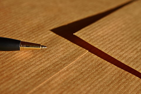 Briefe, Briefumschlag, schreiben, Stift, Post, Botschaft, Papier-, senden, Umschläge, Kommunikation, Kontakt, Brieffreund, braun, Hintergrund, Korrespondenz, Kuli, Schreibgerät, Holz - Material, keine Leute, Nahansicht, Tabelle, drinnen, Füller, High Angle View, Bürobedarf, Stillleben, selektiver Fokus, Schatten, Büro, einzelnes Objekt, Geschäft, Nummer, Feder, 2K, CC0, gemeinfrei, lizenzfrei