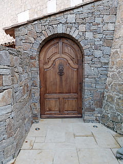 paret, arquitectura, pierre, llindar, entrada, façana, fusta, porta, tancat, estructura construïda, exterior de l'edifici, seguretat, paret de pedra, cap gent, funció de construcció de parets, protecció, dia, edifici, material de fusta, vell, arc, marró, maó, a l'aire lliure, 4K, CC0, domini públic, lliure de regalies