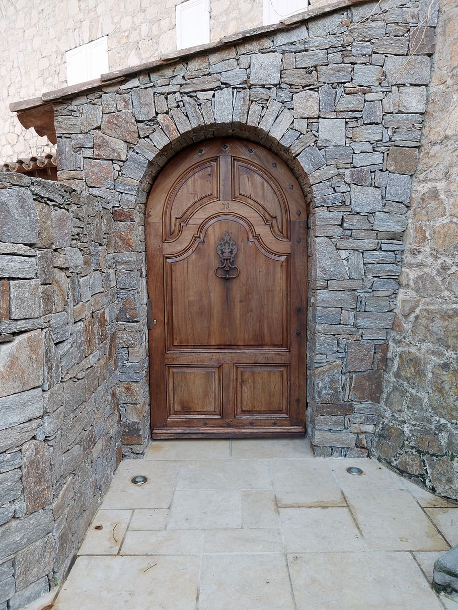 paret, arquitectura, pierre, llindar, entrada, façana, fusta, porta, tancat, estructura construïda, exterior de l'edifici, seguretat, paret de pedra, cap gent, funció de construcció de parets, protecció, dia, edifici, material de fusta, vell, arc, marró, maó, a l'aire lliure, 4K