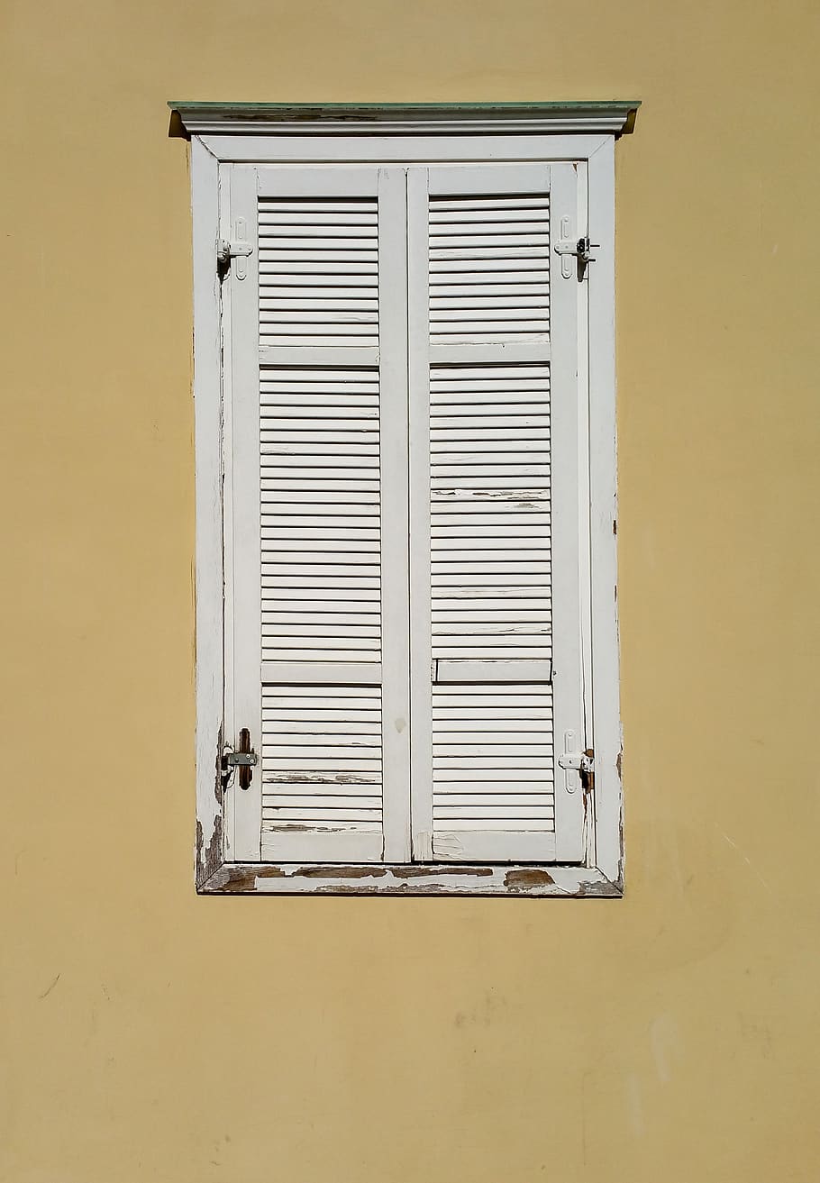 finestra, finestra antiga, fons, paret, ubicació, vell, urbà, urbanisme, fora, vintage, tancat, cap gent, arquitectura, obturador, groc, estructura construïda, metall, porta, dia, funció de construcció de parets, entrada, exterior de l'edifici, seguretat, edifici, protecció, casa, primer pla, a l'aire lliure, 4K