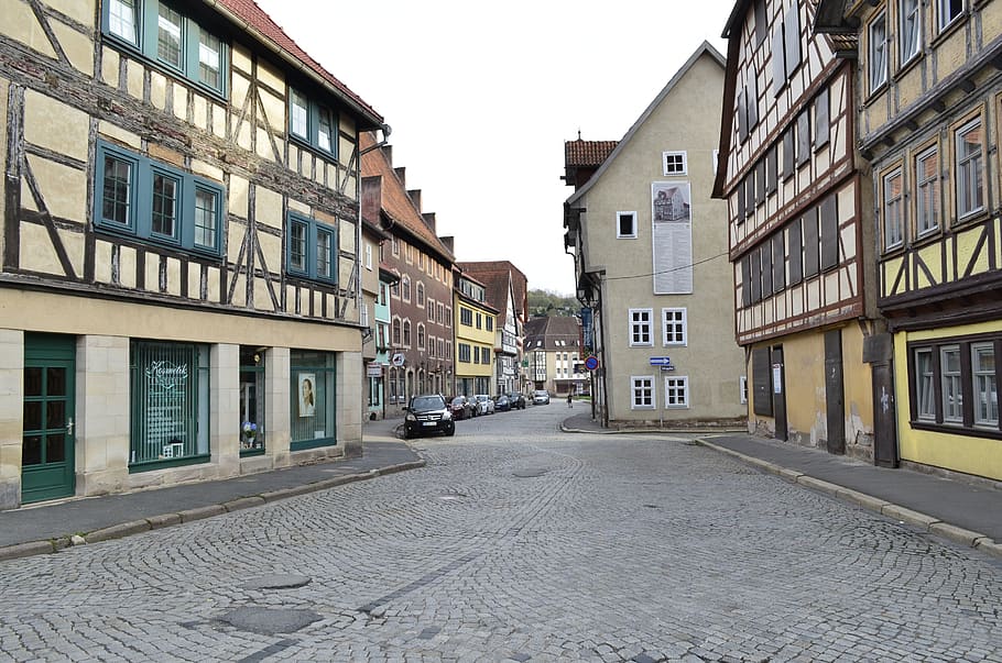 die Architektur, Straße, horizontal, Gebäudehülle, gebaute Struktur, Gebäude, Stadt, Wohngegend, Himmel, Richtung, Transport, Fenster, Kraftfahrzeug, Auto, klarer Himmel, Tag, der Weg nach vorn, keine Leute, Transportmittel, Landfahrzeug, Natur, draußen, Wohnung, 2K