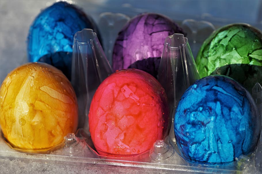 Pasqua, ous, color, primavera, ous de Pasqua, hora de l’est, a la neu, neu, congelat, fred, nevat, la tradició de, elecció, multicolor, variació, primer pla, natura morta, a l'interior, cap gent, blau, menjar i beguda, menjar, contenidor, transparent, grup d'objectes, ou, frescor, taula, centrar-se en primer pla, vidre - material, menjar dolç, grup mitjà d'objectes, 5K
