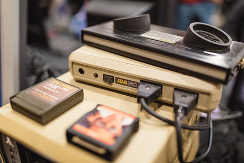jogo de atari, console, conjunto, eletrônicos, Câmera, hardware, adaptador, computador, pc, telefone, mobília, mesa, computador portátil, hardware de computador, teclado, celular, roteador, modem, texto, chip eletrônico, cubo, foco seletivo, tecnologia, dentro de casa, ainda vida, fechar-se, comunicação, ninguém, o negócio, varejo, publicação, dia, focar em primeiro plano, Antiguidade, caixa registradora, conexão, livro, equipamento elétrico, consumismo, 5K, CC0, domínio público, royalty free