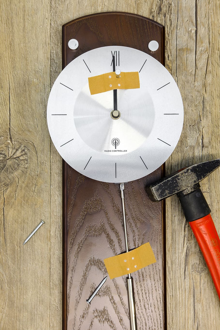 tid, ur, pointer, uret ansigt, forgængelighed, alder, hold op, søm, bånd, lim, holde, hold fast, Hammer, voldsom, ødelægge, reparation, kaput, defekt, træ - materiale, bord, indendørs, ingen mennesker, stilleben, direkte over, tæt på, høj vinkel visning, tidsinstrument, cirkel, minut hånd, nøjagtighed, geometrisk form, mønster, form, udstyr, vægur, 5K
