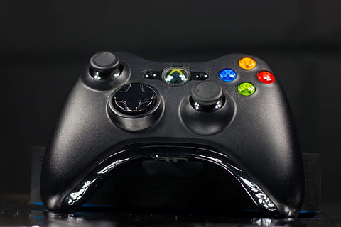microsoft, Xbox 360, xbox, ελεγκτής, εντός κτίριου, τεχνολογία, χωρίς κόσμο, γκρο πλαν, έλεγχος, μαύρο χρώμα, εγχώριο δωμάτιο, επικοινωνία, shot στούντιο, μαύρο φόντο, τραπέζι, φωτεινός, καλλιτεχνική κουλτούρα και ψυχαγωγία, βιντεοπαιχνίδι, ασημί χρώμα, αριθμός, σύνδεση, κουζινικά, οικιακού εξοπλισμού, ηλεκτρική ενέργεια, 5K, CC0, δημόσιος τομέαςα, χωρίς δικαιώματαe
