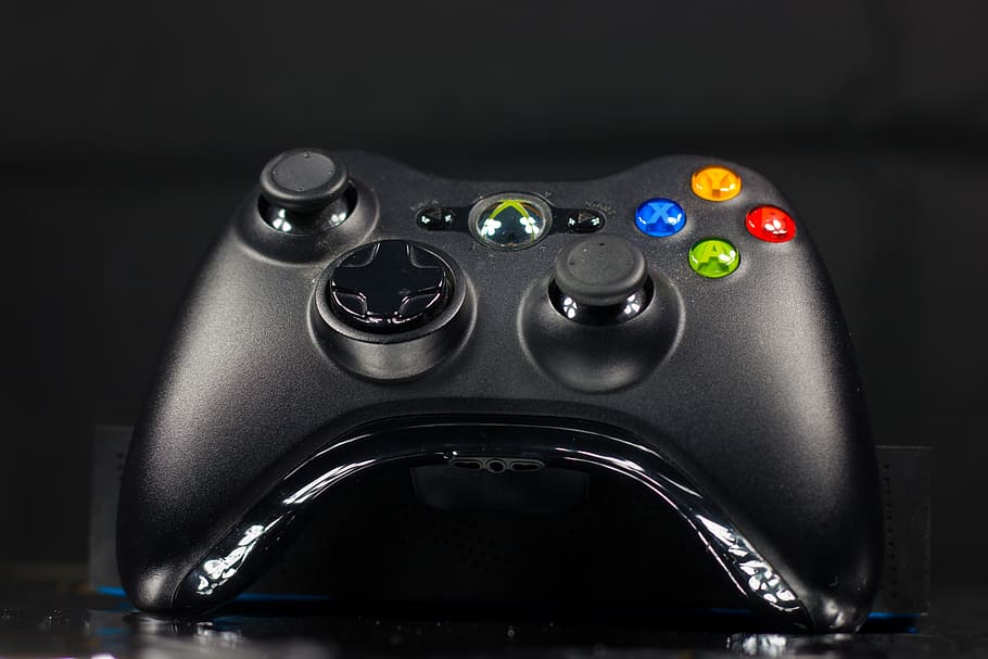 Microsoft, Xbox 360, xbox, controlador, a l'interior, tecnologia, cap gent, primer pla, control, color negre, habitació domèstica, comunicació, tir de l'estudi, fons negre, taula, il·luminat, cultura i entreteniment artístic, videojoc, color plata, nombre, connexió, estri de cuina, equipament per a la llar, electricitat, 5K