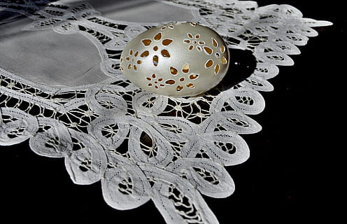 Modell-, Ostern, Ei, Tischdecke, Osterferien, handgemacht, Dekoration, schwarzer Hintergrund, keine Leute, Nahansicht, Muster, drinnen, Kunst und Handwerk, Studioaufnahme, Design, Kunst, Natur, Feier, Nacht-, gestalten, Stillleben, Blume, weiße Farbe, High Angle View, Verletzlichkeit, Schönheit in der Natur, Blütenkopf, 4K, CC0, gemeinfrei, lizenzfrei