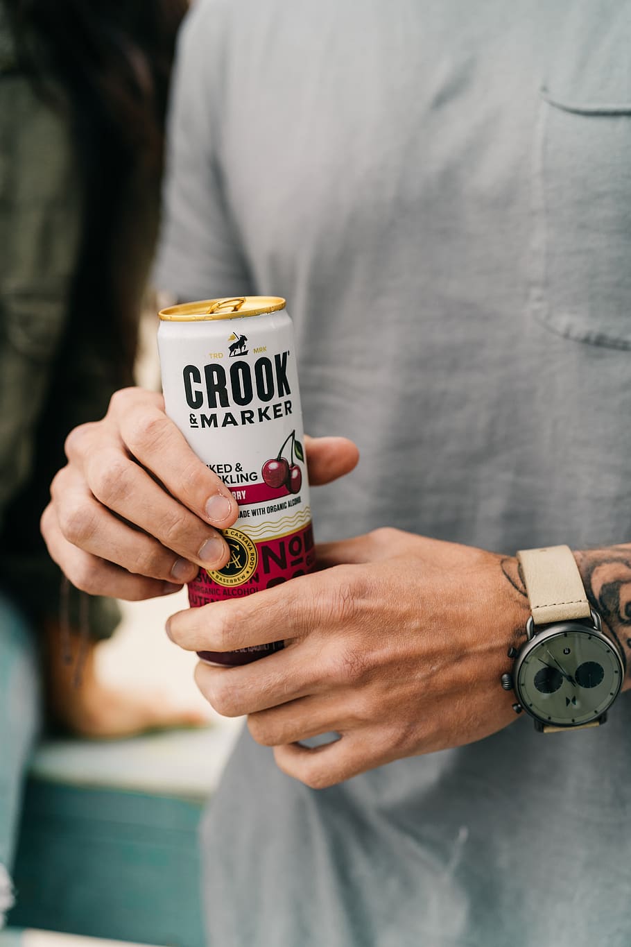obert, rellotge de polsera, persona, humà, llauna, beure, cervesa, begudes, dit, orgànic, crook i marcador, sabor, bons moments, alcohol, llauna de polvorització, mà, canell, ungles, paperera, productes enllaunats, una persona, celebració, secció mitjana, mà humana, guió occidental, text, centrar-se en primer pla, vista frontal, comunicació, part del cos humà, homes, roba casual, persones reals, a l'interior, de peu, adult, primer pla, signe, missatge, 5K