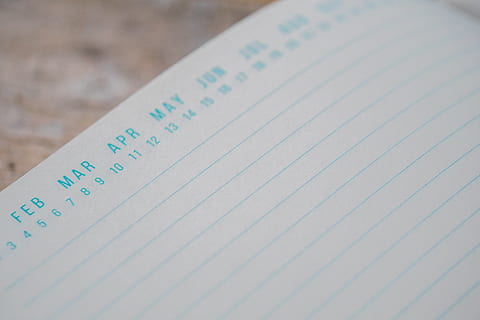 testo, diario, pagina, grafia, calendario, documento, carta, spirale, dalia, fiore, pianta, fiorire, penna, calligrafia, lettera, ceramica, piattino, matita, carta di credito, autografo, avvicinamento, numero, messa a fuoco selettiva, nessuno, in casa, singolo oggetto, natura morta, formazione scolastica, finanza, comunicazione, vista dall'alto, a strisce, copia spazio, elenco, concentrarsi sulle conoscenze acquisite, matematica, attività commerciale, 4K, CC0, dominio pubblico, privo di copyright