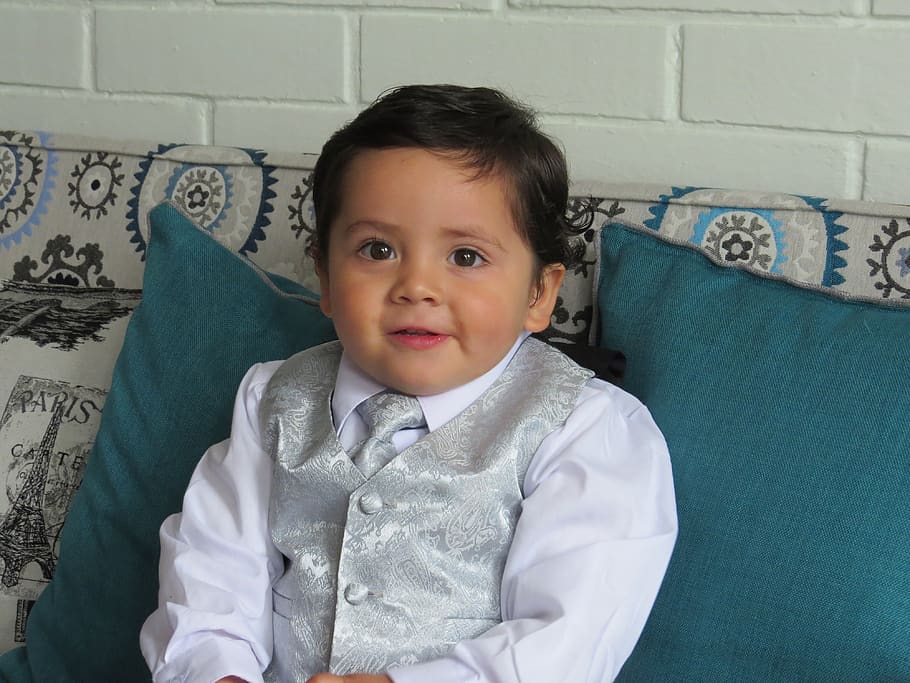 bebe, nen, futur, infància, bonic, persones reals, innocència, una persona, retrat, vista frontal, mirant la càmera, a l'interior, estils de vida, activitat d'oci, cintura cap amunt, interior de casa, roba casual, nen petit, 4K