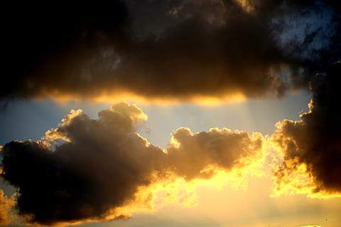 Sky, sol, solnedgang, himmel, vejr, cloudscape, storm, vind, lyse, sollys, dramatisk, ray, lys, sky - himmel, dramatisk himmel, skønhed i naturen, scenics - natur, natur, ro, gul, ingen mennesker, solstråle, idyllisk, miljø, rolig scene, orange farve, humørlig himmel, udendørs, mørk, meteorologi, 5K, CC0, offentligt domæne, royaltyfrie