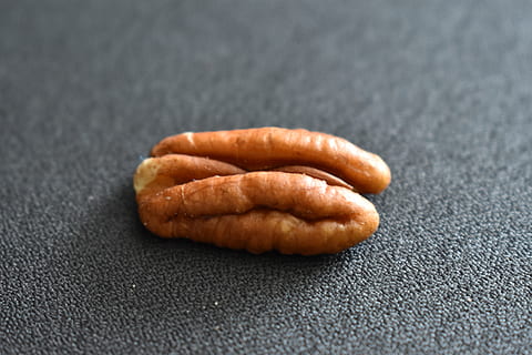 Nuss, Nussbaum, Essen und Trinken, Lebensmittel, Nahansicht, drinnen, keine Leute, Frische, Studioaufnahme, Stillleben, fertig für den Verzehr, selektiver Fokus, Fokus auf den Vordergrund, Süßes Essen, gebacken, ungesunde Ernährung, Textil-, grau, einzelnes Objekt, Snack, Genuss, Fast Food, Versuchung, 5K, CC0, gemeinfrei, lizenzfrei