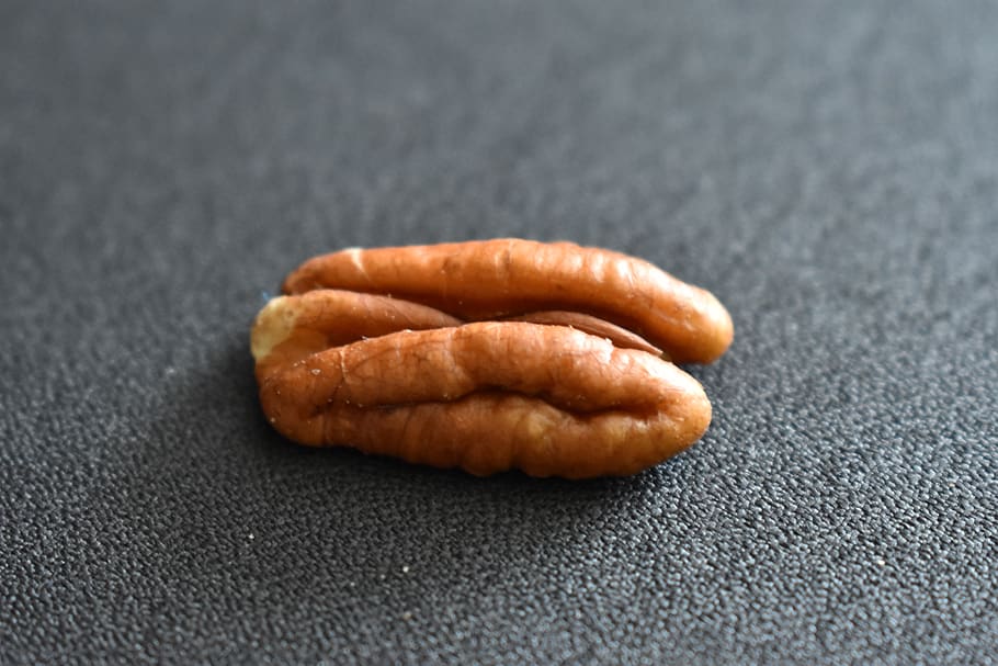 Nuss, Nussbaum, Essen und Trinken, Lebensmittel, Nahansicht, drinnen, keine Leute, Frische, Studioaufnahme, Stillleben, fertig für den Verzehr, selektiver Fokus, Fokus auf den Vordergrund, Süßes Essen, gebacken, ungesunde Ernährung, Textil-, grau, einzelnes Objekt, Snack, Genuss, Fast Food, Versuchung, 5K