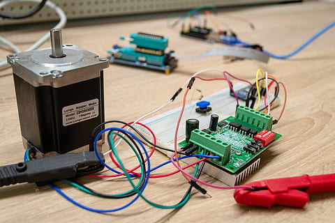 électronique, moteur pas à pas, ingénierie électrique, La technologie, actuel, planche, microprocesseur, câble, lien, électricité, à l'intérieur, Industrie électronique, Prise électrique, personne, table, ordinateur, nature morte, équipement informatique, se concentrer sur le premier plan, circuit imprimé, production de carburant et d'électricité, sol, composant électrique, équipement électrique, grand groupe d'objets, désordonné, complexité, emmêlé, source de courant, excès, 4K, CC0, domaine public, libre de droits