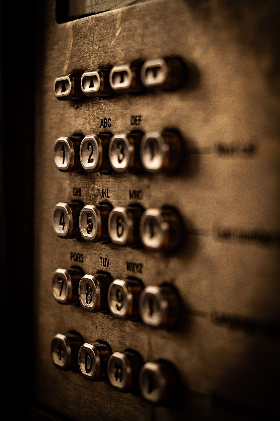 ascensor, electrònica, càmera, bloqueig, bloqueig de combinació, dispositiu elèctric, interruptor, fusible, rellotge, rellotge de paret, taquilla, peònia, flor, planta, paraula, perla, accessoris, joieria, accessori, a l'interior, tecnologia, nombre, primer pla, comunicació, enfocament selectiu, cap gent, en fila, control, material de fusta, text, centrar-se en primer pla, polsador, vell, connexió, guió occidental, panell de control, obsoleta, metall, 4K