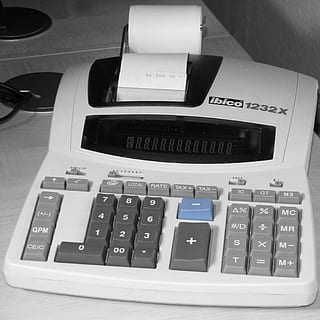ufficio, calcolatrice, contare, tecnologia, in casa, macchinario, numero, nessuno, comunicazione, testo, avvicinamento, computer, precisione, vista dall'alto, sceneggiatura occidentale, natura morta, connessione, attrezzatura, tastiera, parte della macchina, tastiera del computer, tavolo, 2K, CC0, dominio pubblico, privo di copyright