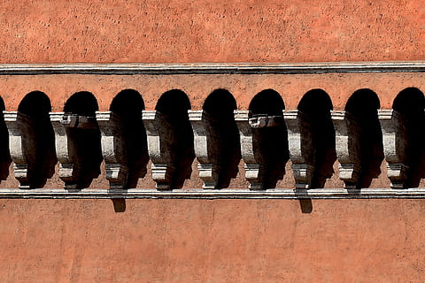 struktur, overflade, gammel, mursten, Brun, sten-, ru, minimal, minimalisme, abstrakt, mønster, væg, arkitektur, bygget struktur, dag, ingen mennesker, murbygningsfunktion, side om side, i en række, historie, bygning udvendig, fortiden, udendørs, vindue, bue, natur, rød, lav vinkel visning, sollys, gentagelse, tæt på, 2K, CC0, offentligt domæne, royaltyfrie