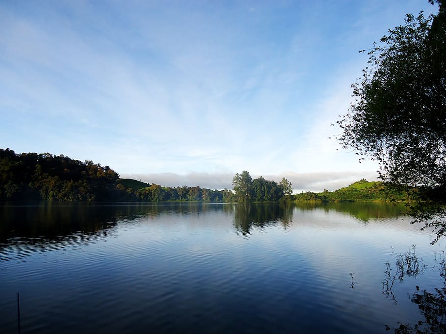 indonesi, java, aigua, naturalesa, reflexió, llac, arbre, cel, tranquil·litat, bellesa a la natura, escena tranquil·la, escenics - natura, planta, davant del mar, núvol - cel, cap gent, escena no urbana, idíl·lic, dia, a l'aire lliure, creixement, llac de reflexió, 4K