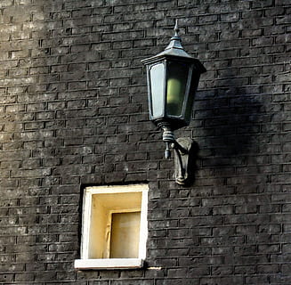 linterna, pared, ventana, pared - característica de la construcción, equipo de iluminación, estructura construida, arquitectura, exterior del edificio, lámpara eléctrica, pared de ladrillo, ladrillo, vista de ángulo bajo, nadie, luz de la calle, iluminado, calle, montado, al aire libre, electricidad, edificio, día, ligero, lámpara, 2K, CC0, dominio público, libre de derechos