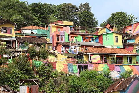Regenbogendorf, Regenbogen, Dorf, Semarang, Zentral-Java, Java, Indonesien, Asien, draussen, Reise, gebaute Struktur, Gebäudehülle, die Architektur, Baum, Pflanze, Gebäude, Wohngegend, Haus, Natur, Tag, Stadt, keine Leute, Wachstum, Stadt, Dorf, Himmel, grüne Farbe, Wasser, draußen, Dach, 5K, CC0, gemeinfrei, lizenzfrei
