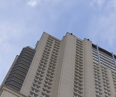 architettura, costruzione, cielo, nuvole, blu, struttura, moderno, città, ufficio, vero, tenuta, industria, esterno, paesaggio urbano, centro, finestre, urbano, grattacielo, struttura costruita, esterno dell'edificio, Inquadratura dal basso, finestra, nuvola - cielo, natura, nessuno, giorno, edificio per uffici esterno, all'aperto, alto - alto, quartiere residenziale, luce del sole, appartamento, 2K, CC0, dominio pubblico, privo di copyright