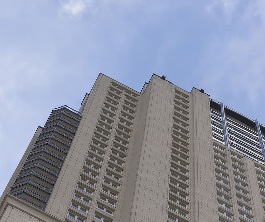 architettura, costruzione, cielo, nuvole, blu, struttura, moderno, città, ufficio, vero, tenuta, industria, esterno, paesaggio urbano, centro, finestre, urbano, grattacielo, struttura costruita, esterno dell'edificio, Inquadratura dal basso, finestra, nuvola - cielo, natura, nessuno, giorno, edificio per uffici esterno, all'aperto, alto - alto, quartiere residenziale, luce del sole, appartamento, 2K
