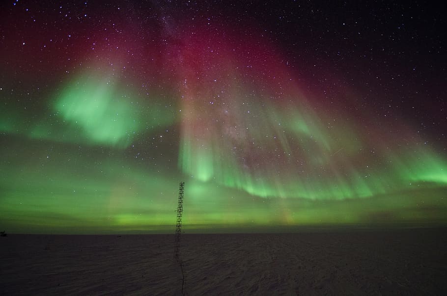 aurora boreal, naturalesa, a l'aire lliure, nit, aurora, aurora australiana, torre meteorològica, observatori de la investigació atmosfèrica, cel, sortida del sol, verd, neu, astronomia, esfera, muntanya, aigua, llac, llacuna, iglú, vida nocturna, terra, estrella - espai, espai, escenics - natura, bellesa a la natura, color verd, aurora polaris, tranquil·litat, escena tranquil·la, cap gent, il·luminat, idíl·lic, hivern, cel dramàtic, misteri, estrella, porpra, espai i astronomia, 4K