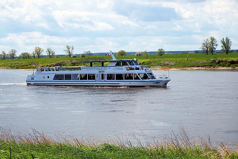 parowiec skokowy, statek, rzeka, krajobraz, chmury, niebo, nastrój, środek transportu, transport, statek morski, woda, chmura - niebo, dzień, Natura, roślina, rzemiosło, statek pasażerski, żadnych ludzi, trawa, podróżować, Żeglarstwo, drzewo, na dworze, ruch, luksus, jacht, 2K, CC0, domena publiczna, darmowe zdjęcia