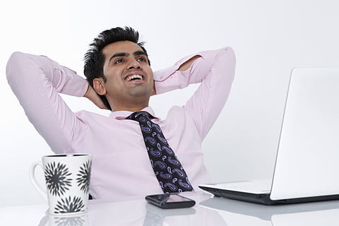 executiu, corbata, relaxa't, adult jove, persona de negocis, home de negocis, home jove, ordinador, una persona, portàtil, tecnologia, mirant, negocis, mirant cap a fora, assegut, vista frontal, a l'interior, taula, tecnologia sense fils, mobles, persones reals, ocupació professional, mascles, usant portàtil, 4K, CC0, domini públic, lliure de regalies