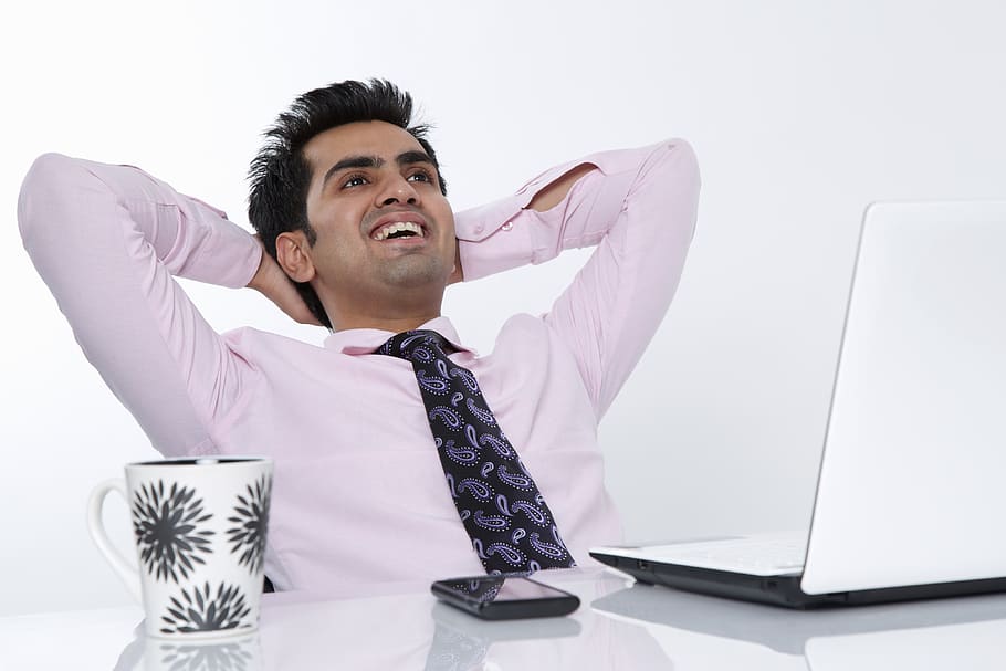 executiu, corbata, relaxa't, adult jove, persona de negocis, home de negocis, home jove, ordinador, una persona, portàtil, tecnologia, mirant, negocis, mirant cap a fora, assegut, vista frontal, a l'interior, taula, tecnologia sense fils, mobles, persones reals, ocupació professional, mascles, usant portàtil, 4K