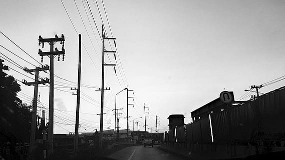 Dämmerung, Abend, stampfen, Himmel, Transport, Verbindung, Natur, Kabel, Technologie, Tag, Transportmittel, Elektrizität, die Architektur, Flachwinkelansicht, keine Leute, gebaute Struktur, klarer Himmel, Schienenverkehr, Strommast, kopieren sie platz, Richtung, draußen, der Weg nach vorn, Netzteil, 4K, CC0, gemeinfrei, lizenzfrei
