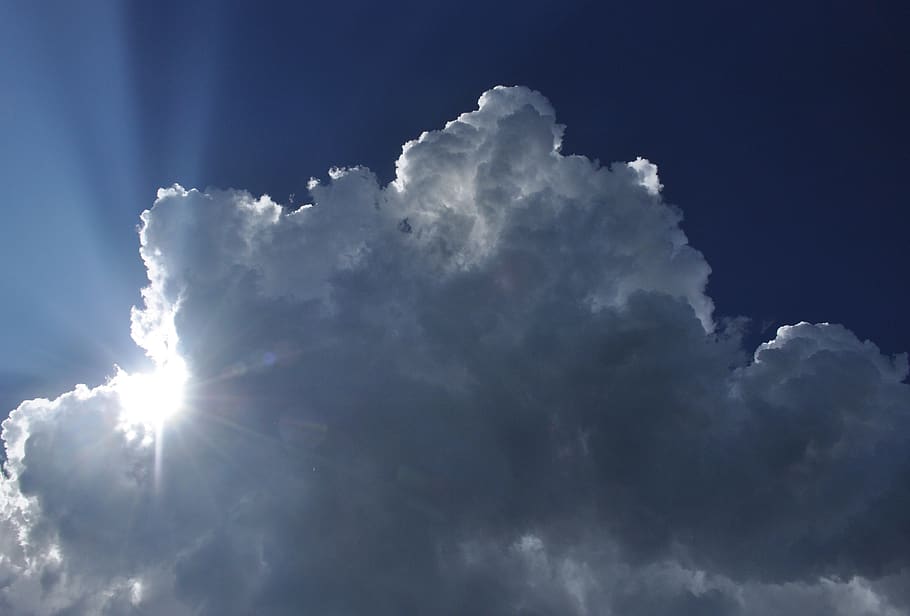cielo, nube, sole, tempestoso, raggi, luce, controluce, nuvola - cielo, bellezza nella natura, luce del sole, Inquadratura dal basso, Cloudscape, natura, scenics - natura, la tranquillità, nessuno, scena tranquilla, sfondi, idilliaco, all'aperto, blu, raggio di sole, giorno, soffice, meteorologia, riflesso lente, luminosa, 4K