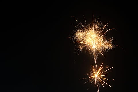 Feuerwerk, explodieren, explodiert, Feuer, bunt, Funken, prickelnd, funkelt, Nacht-, Beleuchtung, brennen, beleuchtet, Feier, Bewegung, Veranstaltung, Kunst, Kultur und Unterhaltung, glühend, keine Leute, Langzeitbelichtung, Himmel, kopieren sie platz, Feuerwerk - künstliches Objekt, Natur, Bewegungsunschärfe, Licht, Flachwinkelansicht, Wunderkerze, Silvester, schwarzer Hintergrund, 1080P, CC0, gemeinfrei, lizenzfrei