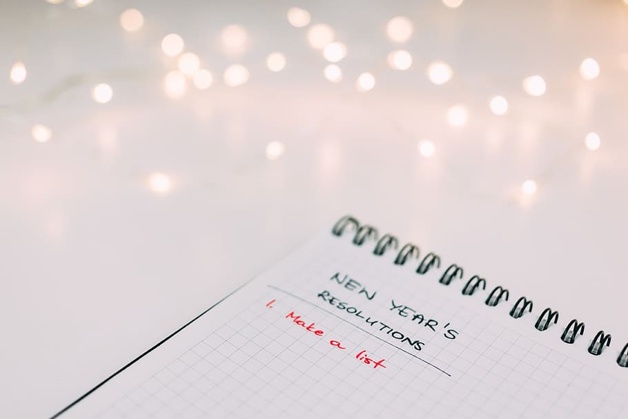 notebook, papír, napsat, připomenutí, rozmazat, detail, uvnitř, nikdo, svítí, západní skript, text, zaměřit se na popředí, číslo, kopie prostor, selektivní zaměření, stůl, sdělení, pozadí, nástroj měření, rozostření, přesnost, světlo - přírodní jev, stálý život, bílá barva, 4K