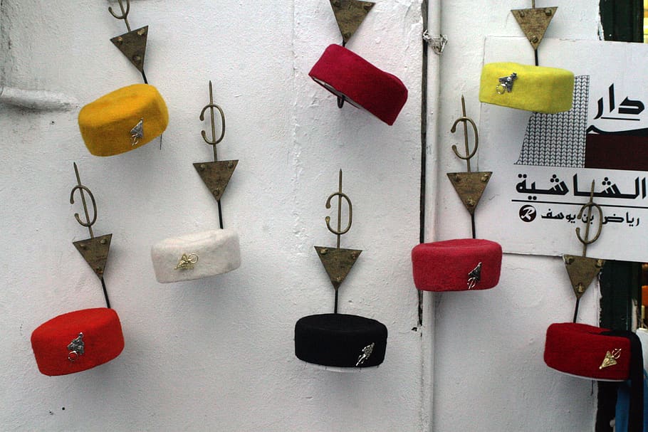 chechia, tunis, penjant, funció de construcció de parets, cap gent, variació, vermell, elecció, comunicació, nombre, a l'interior, ganxo, primer pla, text, dia, arranjament, metall, material de fusta, costat a costat, art i artesania, grup d'objectes, eina de treball, 2K