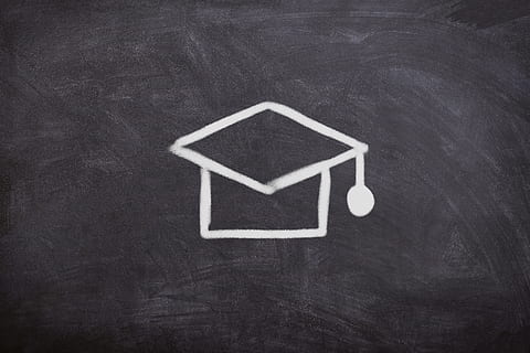 undersøgelse, hat, bestyrelse, skole, kridt, uddannelse, fagligt, universitet, trukket, kollegium, lære, viden, Information, litteratur, forskning, visdom, ingen mennesker, indendørs, tæt på, kreativitet, Kunst og håndværk, direkte over, form, tavle, emotion, træ - materiale, billedramme, tegning - kunstprodukt, mønster, enkelt objekt, kærlighed, positive følelser, design, ramme, meddelelse, 4K, CC0, offentligt domæne, royaltyfrie