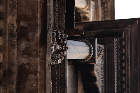 Boeddha beeld, gebouw, architectuur, Roest, oudheidkunde, militair uniform, leger, gepantserd, fotografie, foto, leuning, baluster, koepel, pijler, kolom, ruïnes, toren, torenspits, arbeider, hout - materiaal, geen mensen, metaal, oud, deur-, selectieve aandacht, Ingang, detailopname, focus op de voorgrond, dag, roestig, binnenshuis, ingebouwde structuur, veiligheid, geschiedenis, slot, verweerde, klink, 5K, CC0, publiek domein, royaltyvrij