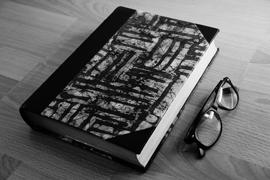 llibre, gots, llegir, estudiar, escola, mostra, deures, taula, a l'interior, natura morta, vista d’angle alt, material de fusta, cap gent, primer pla, menjar i beguda, menjar, tecnologia, salut i medicina, comunicació, subministraments mèdics, tecnologia sense fils, equip mèdic, dispositiu d’informació portàtil, ulleres, connexió, safata, 5K