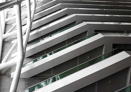 arquitectura, edificio, infraestructura, diseño, estructura construida, nadie, fotograma completo, antecedentes, modelo, exterior del edificio, día, escalones y escaleras, escalera, vista de ángulo bajo, de cerca, repetición, al aire libre, barandilla, moderno, metal, ciudad, 4K, CC0, dominio público, libre de derechos